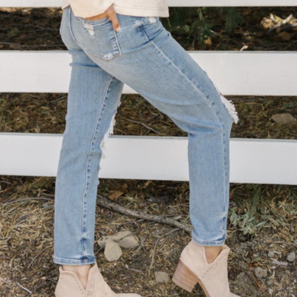 Judy Blue Boyfriend Distressed - Picture 1 of 3